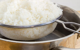De ce este important să speli orezul înainte de a-l găti – și ce riști dacă nu o faci