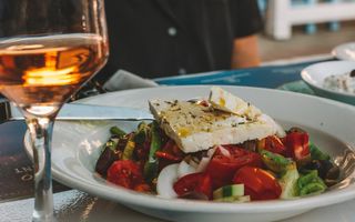 Cum transformi salata grecească clasică cu produse locale din România