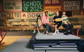 Sneakerși și pantofi pentru școală: pregătiți pentru fiecare nou pas