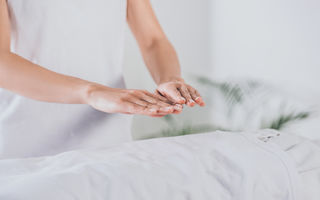 Terapia Reiki: ce este, cum funcționează și ce beneficii aduce