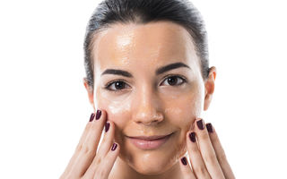 Măști de față cu lăptișor de matcă: secretul natural pentru un ten luminos și sănătos