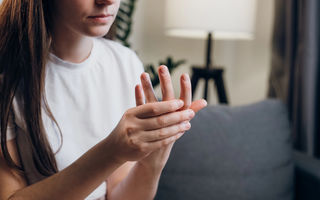 Amorțeala mâinilor: cauze, simptome și soluții pentru o viață sănătoasă