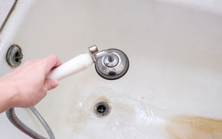 Cu ce se curăță calcarul de pe cadă: soluții eficiente și rapide