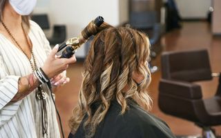 Cum alegi ondulatorul potrivit pentru bucle perfecte acasă