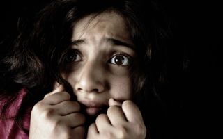 Nictofobie: frica de întuneric și lupta cu umbrele minții