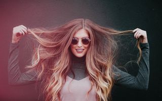 Cum se manifestă migrena hormonală și de ce apare mai des la femei