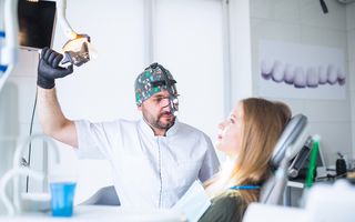 Periaj profesional vs. detartraj – care este diferența și când ai nevoie de fiecare