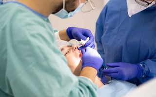 Extracția măselelor de minte – când este necesară, cum se desfășoară și ce trebuie să știi după intervenție