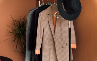 Cum se actualizează garderoba pentru bărbați și femei cu culorile acestui sezon