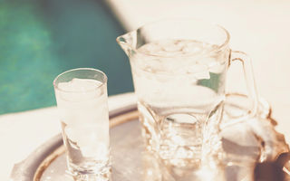 Semne că nu bei suficientă apă, chiar dacă nu ți-e sete