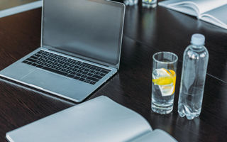 Semne că bei prea multă apă (și de ce nu e sănătos nici asta)