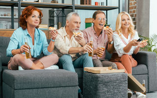 Ce se întâmplă în corpul tău când mănânci în timp ce te uiți la televizor