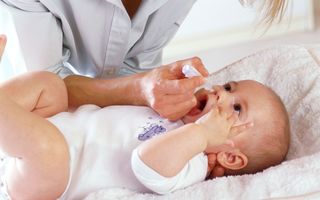 Cât de des aspirăm nasul bebelușului: ghid complet pentru părinți și recomandările specialiștilor