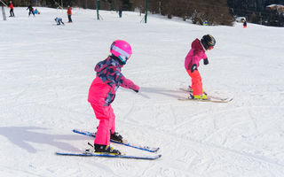 Stațiuni de ski ideale pentru familii și copii: cele mai prietenoase destinații pentru vacanțe de iarnă reușite