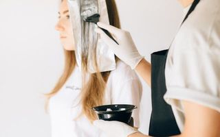 Ghidul complet pentru colorarea părului acasă: trucuri și protecție eficientă