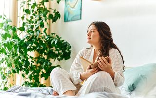 Pijamale pentru femei cu siluete plus-size: 7 modele care te vor avantaja