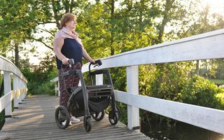 Cât poți trăi cu Parkinson: ce influențează speranța de viață și cum evoluează boala