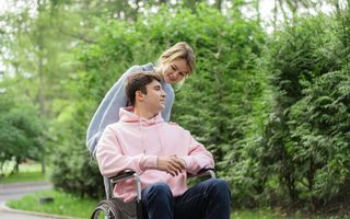 Primele semne ale bolii Parkinson: simptomele timpurii care pot trece ușor neobservate