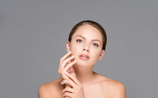 De ce să nu te atingi cu mâna pe față în timpul zilei: riscuri reale pentru piele și sănătate