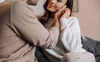 Greșeli pe care aproape toate femeile le fac în relații (fără să își dea seama)