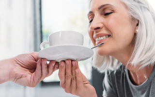 Ceaiuri contra reumatismului. Plantele care pot calma durerile articulare și rigiditatea