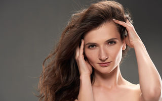 Suplimentele pe care dermatologii le recomandă pentru păr