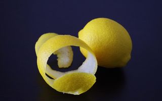 Beneficii coaja de lămâie: secretul simplu care îți poate transforma sănătatea și frumusețea