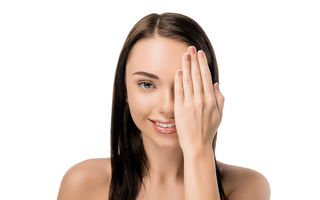 Ce înseamnă când ți se zbate ochiul stâng: cauze medicale și explicații populare