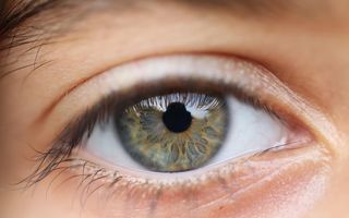 Ce înseamnă când ți se zbate ochiul drept: explicații medicale și superstiții populare