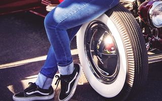 Blugi și cardigane în 2026: reinterpretarea modernă a unei combinații devenite clasice