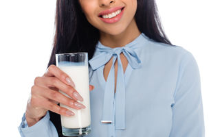 E bine să bei lapte când iei antibiotice? Ce trebuie să știi înainte să faci această combinație