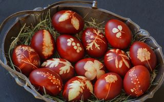 Este bine să fierbi ouăle direct în vopsea? Greșeala pe care multe românce o fac