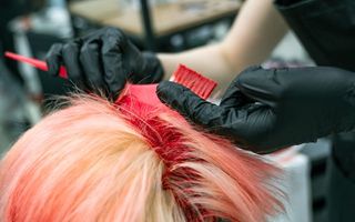 Cum îți reîmprospătezi culoarea acasă și cum ai grijă de păr după colorare