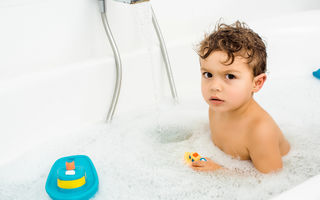 Baia la copii răciți – este recomandată sau trebuie evitată?