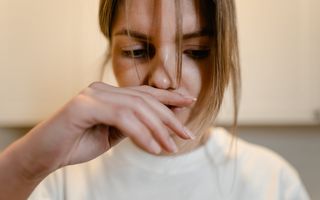 Cum recunoști criza de bilă: simptome, cauze și când devine periculoasă