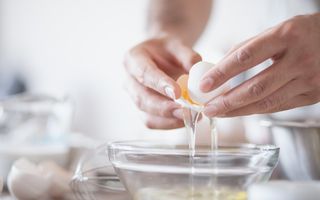 Albușul de ou albește tenul? Adevărul din spatele unui truc popular de frumusețe