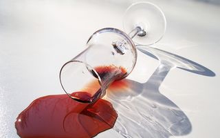 Cum să scoți petele de vin roșu din haine. Trucuri simple care chiar funcționează