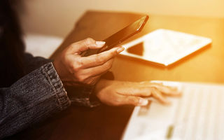 De ce îți vine să verifici telefonul constant. Explicația reală din spatele unui obicei care te consumă fără să îți dai seama