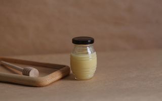 Măști de față cu lăptișor de matcă. Beneficii și rețete simple pentru un ten luminos