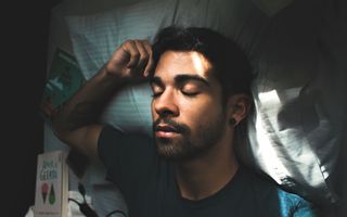Cum scăpăm de vorbitul în somn. Cauze, soluții și când ar trebui să mergi la medic