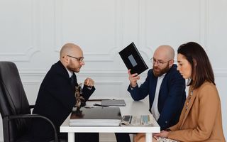 Păstrarea numelui după divorț. În ce situații poți rămâne cu numele dobândit prin căsătorie?