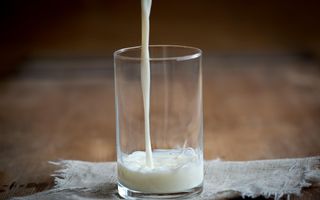 E bine să bei lapte când iei antibiotice? Greșeala care poate face tratamentul mai puțin eficient