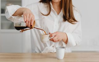 Glanda tiroidă și cafeaua. Când poate deveni o problemă și ce trebuie să știi dacă iei tratament pentru tiroidă