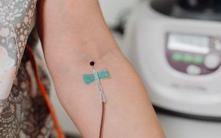 Ce cantitate de sânge se donează. Cât se recoltează, cât durează procedura și ce se întâmplă după donare