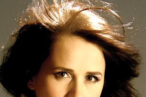 Mădălina Manole, „fata cu părul de foc” a muzicii românești. Povestea artistei care a rămas în inimile publicului