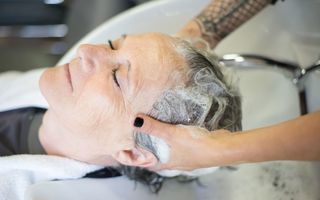 Tratamente naturiste pentru repigmentarea părului. Ce funcționează, ce este mit și cum poți încetini albirea prematură