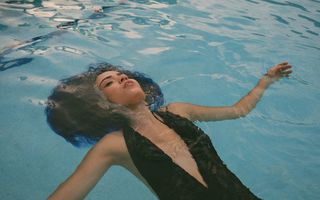 Cum îți îngrijești părul după mare sau piscină. Greșeli pe care le fac cele mai multe românce
