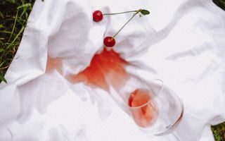 Cum cureți petele de fructe de pe haine. Soluții rapide pentru cireșe, vișine, fructe de pădure și pepene