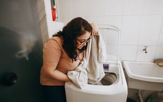 Cum scapi de mirosul de transpirație din haine. Soluții simple pentru tricouri, cămăși și haine sport