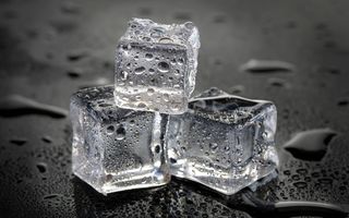Poți face cuburi de gheață din apă de la robinet? Ce trebuie să știi înainte să le pui în băuturi